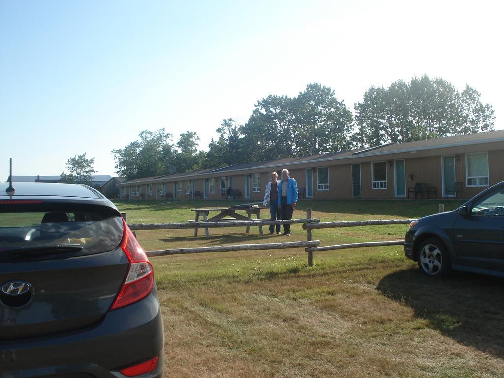 Motel La Maison De Travers Baie-Sainte-Catherine Exterior photo